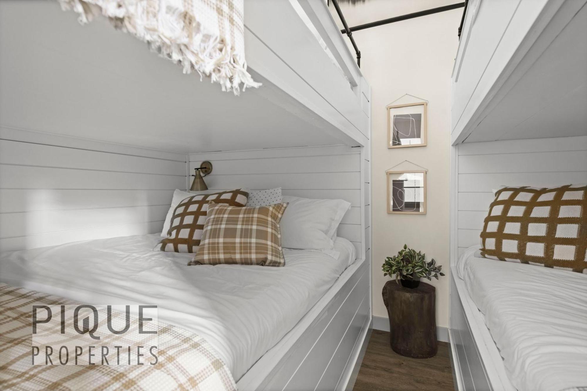 Mountain Loft Retreat, Heated Pool & Hot Tub, Ug Parking, Balcony, Wifi! Lejlighed Canmore Eksteriør billede