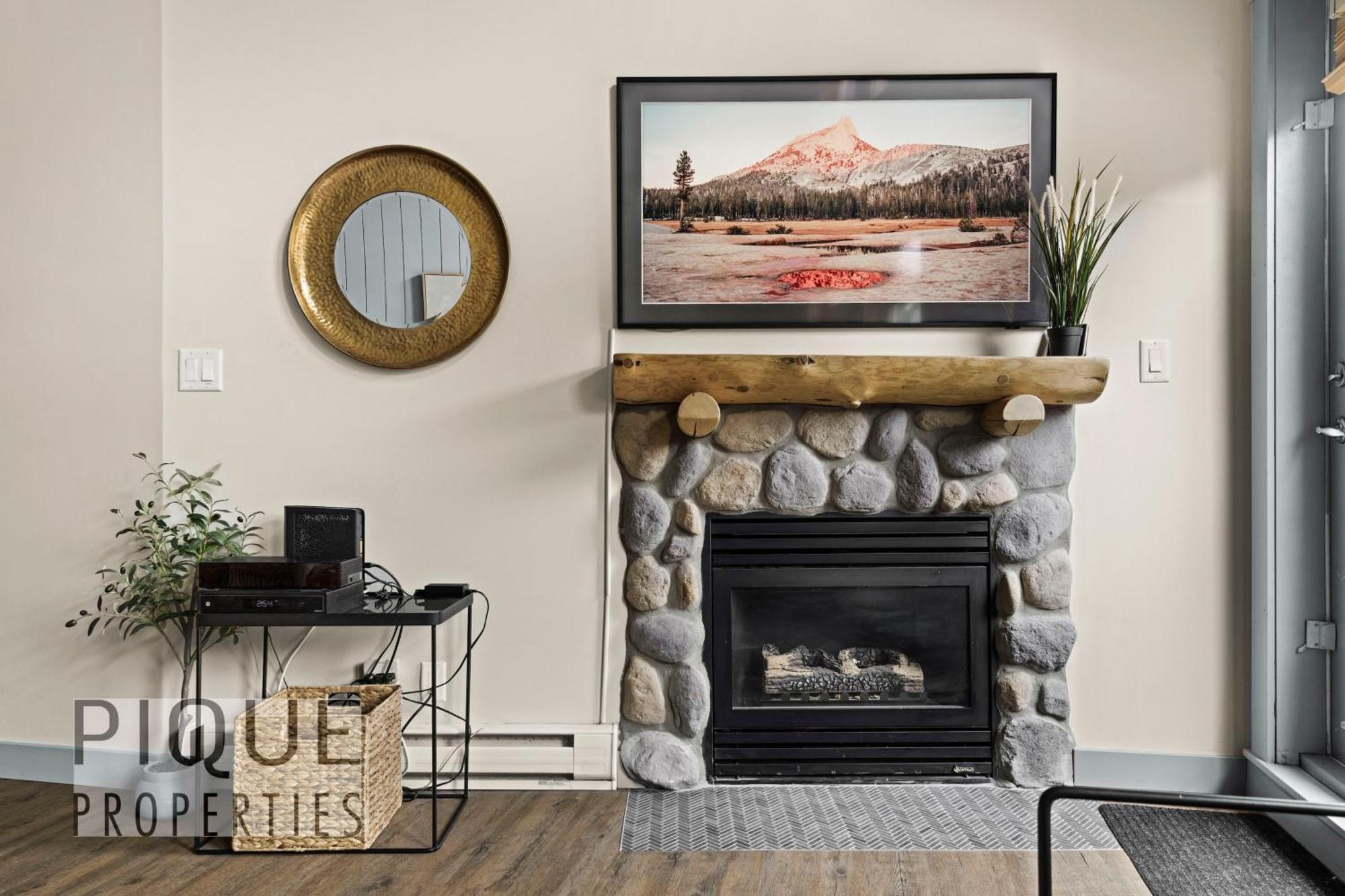 Mountain Loft Retreat, Heated Pool & Hot Tub, Ug Parking, Balcony, Wifi! Lejlighed Canmore Eksteriør billede